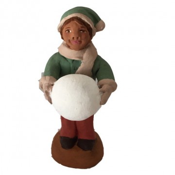 Petit garçon à la grosse boule de neige