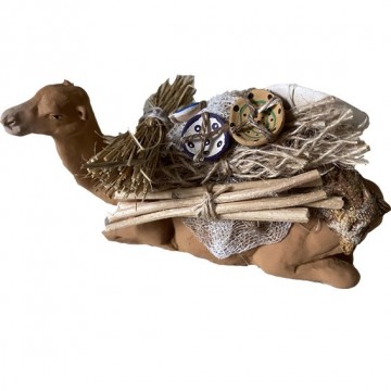 le dromadaire couché chargé avec assiettes