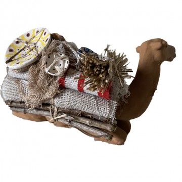 le dromadaire couché chargé avec assiettes