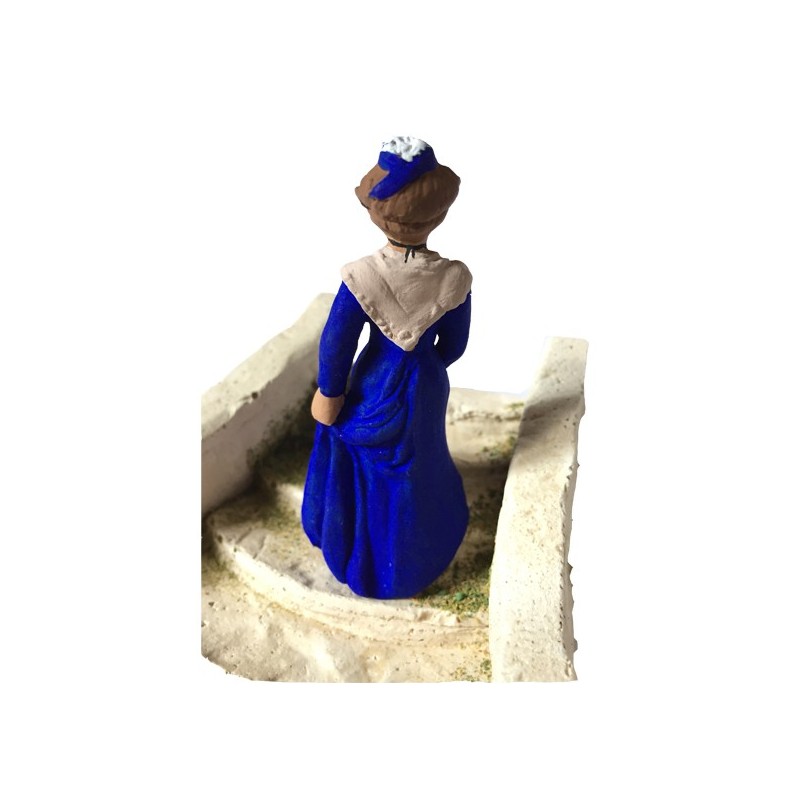 l'Arlésienne bleue montant l'escalier